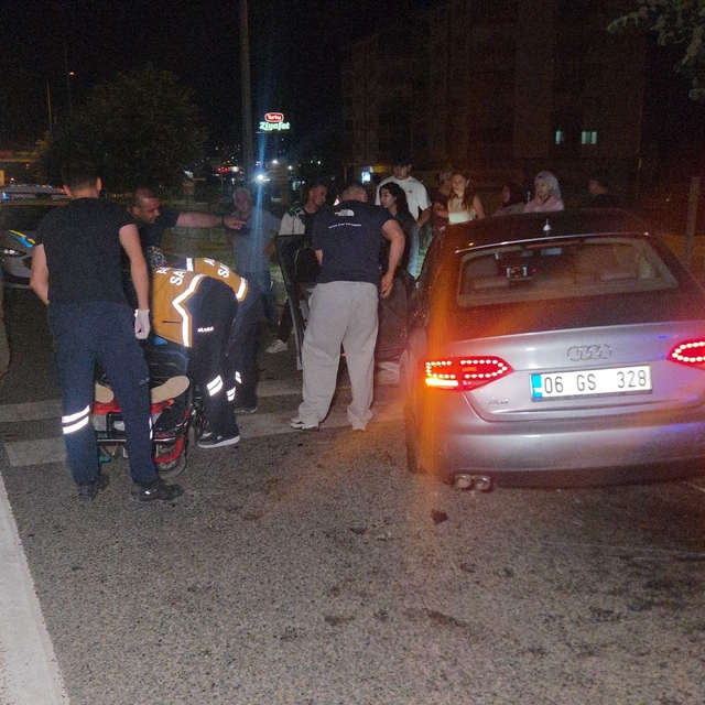 Kazadan kaçarken orta refüje çıkıp ağaca çarptı