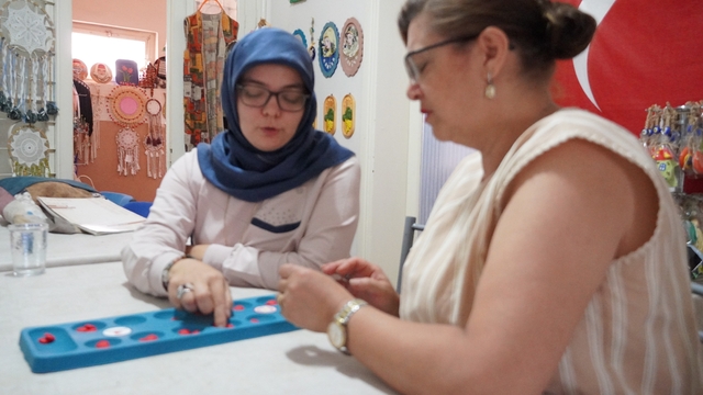 Çocuklarını satranca götürdü, Manisa'nın ilk kadın mangala antrenörü oldu