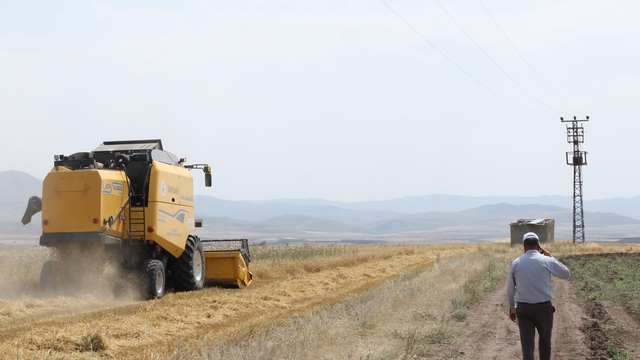 Başkan Sekmen'den üreticiye biçerdöver desteği: "Toprağın dili berekettir"