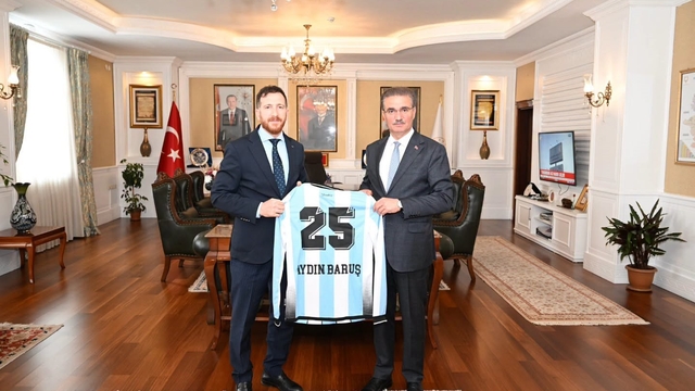 Başkan Dal'dan Vali Baruş'a 25 numaralı forma