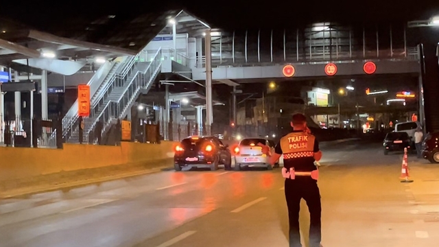 Polisin gözü önünde müşterinin otomobiliyle trafiği tehlikeye attı
Alkollü yakalanan aday sürücünün ehliyeti iptal edildi
