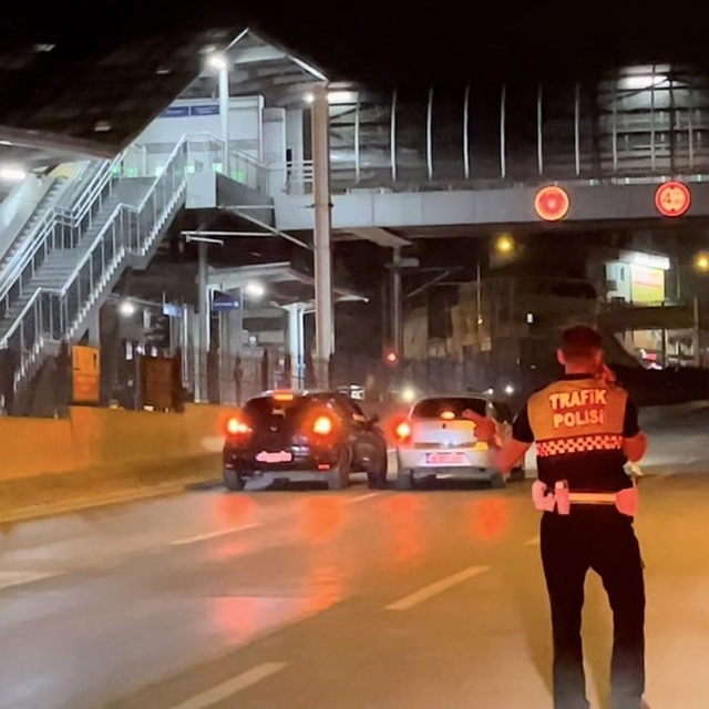 Polisin gözü önünde müşterinin otomobiliyle trafiği tehlikeye attı
Alkollü...