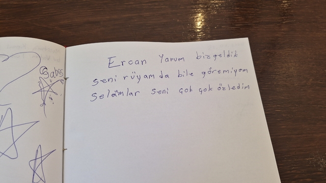 Şehitlik anı defterindeki duygusal yazılar
Eskişehir'de şehit yakınının yazısı duygulandırdı:
"Seni rüyamda bile göremiyorum, çok çok özledim"