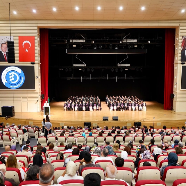 ERÜ Diş Hekimliği Fakültesi 17. dönem mezunlarını verdi