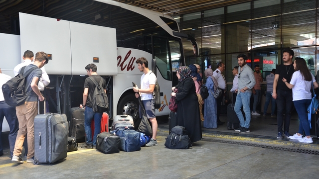 Bir zamanlar dondurma ikramdı, şimdi kek bile yok
Otobüslerde ikram azaldı, parayla satış başlayabilir
Otobüslerde parayla ikram dönemi başlayabilir