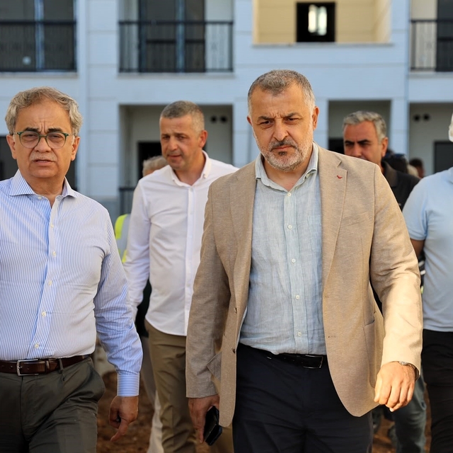 Baraçlı, Kartepe Evleri'ndeki son hazırlıkları yerinde değerlendirdi