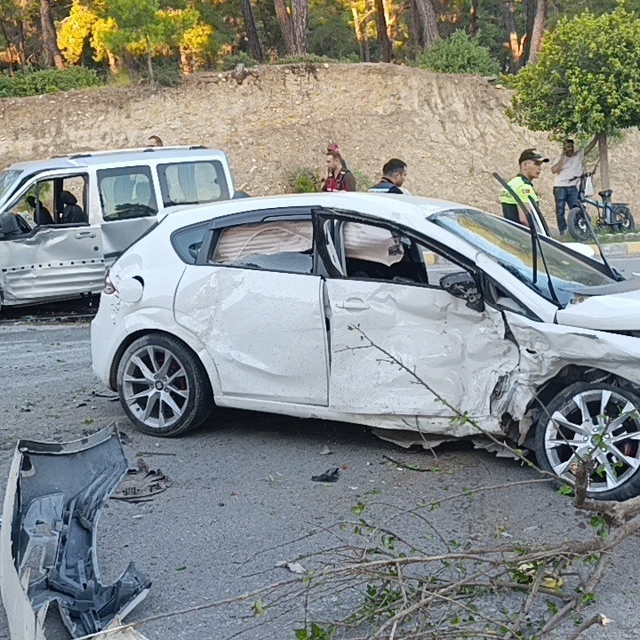 Karşı şeride geçen otomobil ortalığı savaş alanına çevirdi: 4 yaralı
