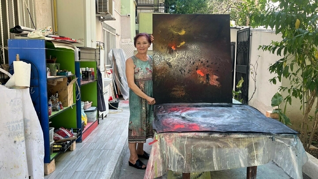Emekli öğretmen, evinin bahçesini sanat atölyesine çevirdi