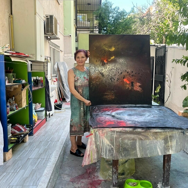 Emekli öğretmen, evinin bahçesini sanat atölyesine çevirdi