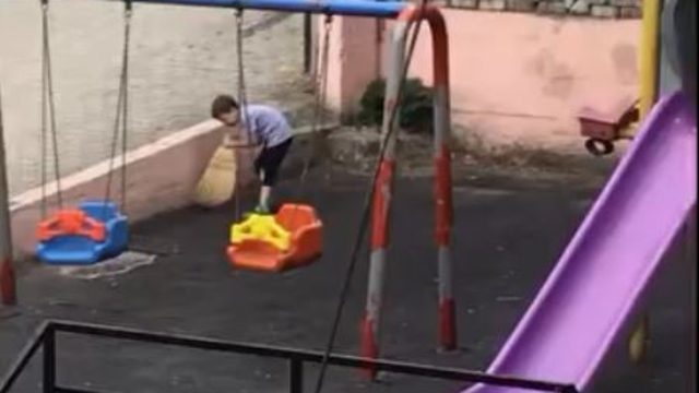 Çocuklar, oynadıkları parkı temizledi