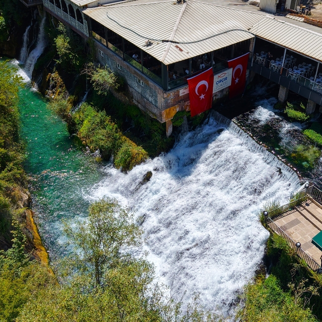 Yıllık yaklaşık 400 bin ziyaretçi ağırlayan Çırçır Şelalesi turkuaz rengiyl...