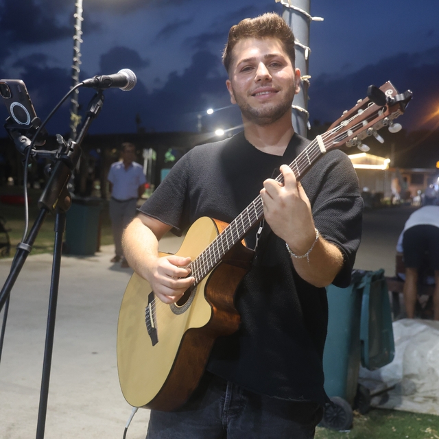 Gündüzleri elektrik tesisatı döşüyor, geceleri gitar çalıyor