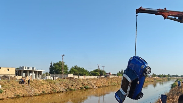 Dereye uçan otomobilin sürücüsü kayboldu
