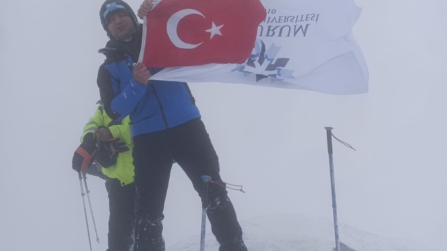 ETÜ  bayrağı zirvede