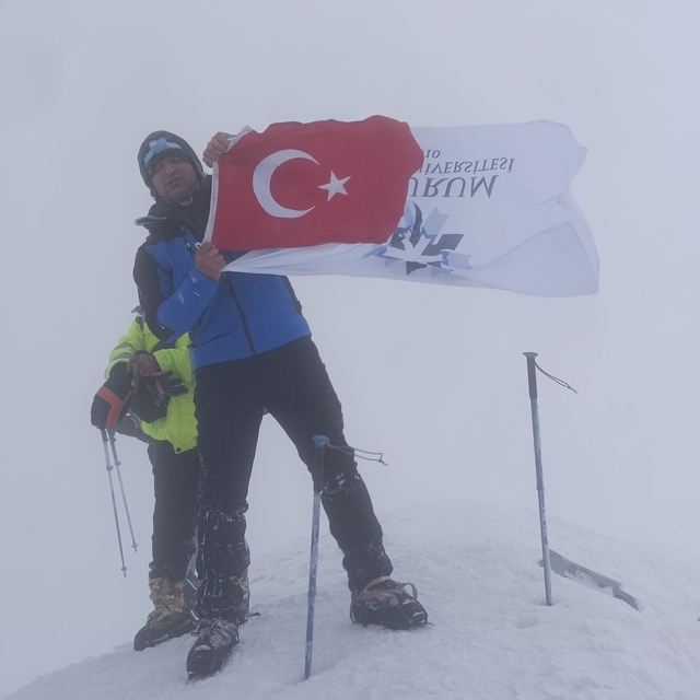ETÜ  bayrağı zirvede
