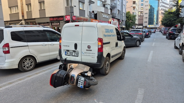 Eskişehir'de korkutan kaza: Motosiklet, hafif ticari aracın altına girdi