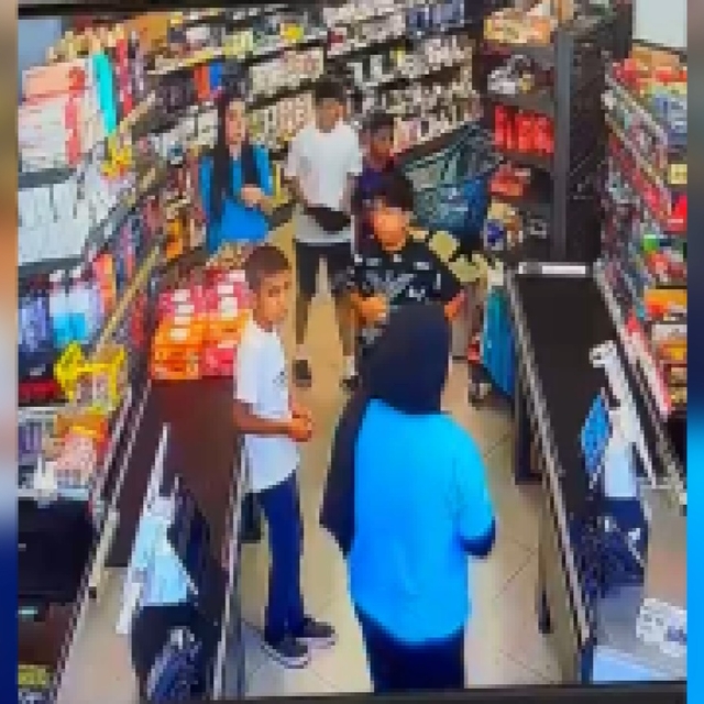 Mersin'de, markette çocuğa darp kamerada