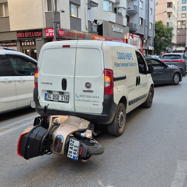 Eskişehir'de korkutan kaza: Motosiklet, hafif ticari aracın altına girdi