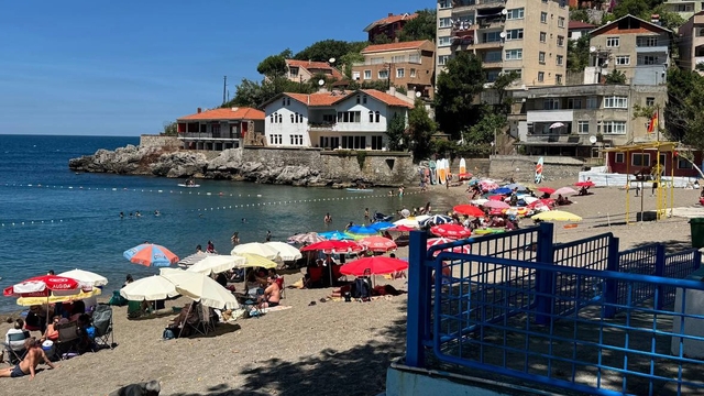 Soğuk olmasına aldırış etmeden denize girdiler