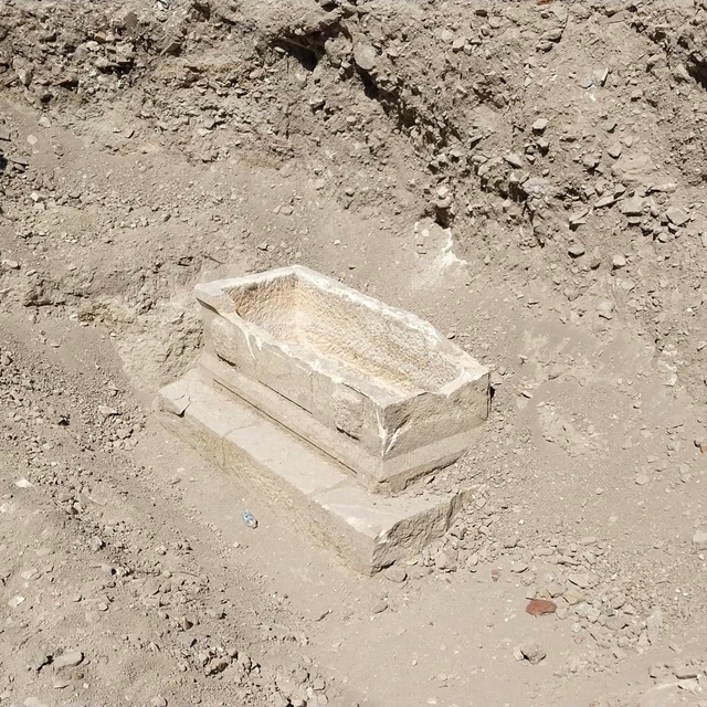 Çevre düzenlemesinde çıkan lahit, inşaatı durdurdu