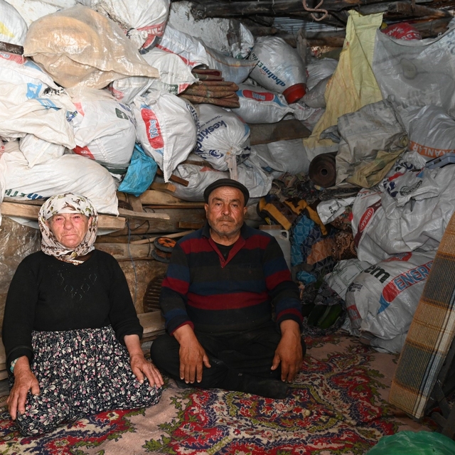 Yangında yuvalarını kaybeden yaşlı çifte yardım eli
Yangında evlerini kaybe...