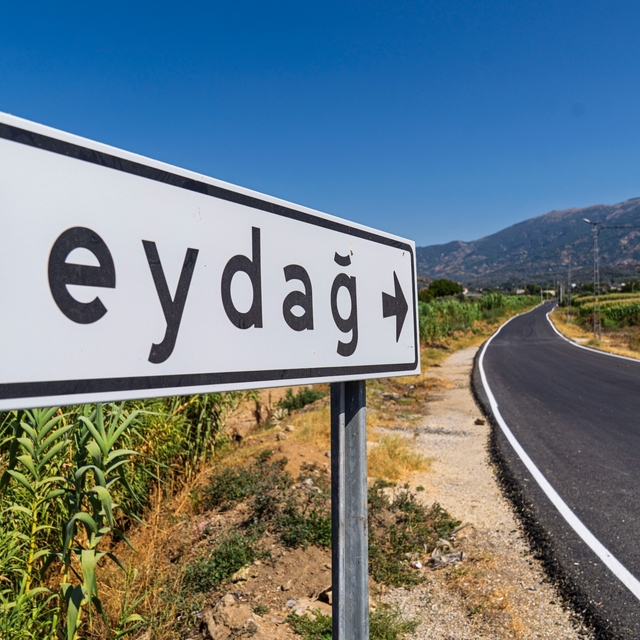 Beydağ'ın yıllardır beklediği yol hizmete açıldı
