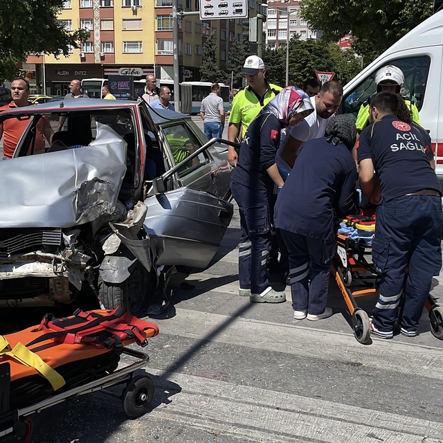 Kontrolden çıkan otomobil önce yayaya ardından sinyalizasyon direğine çarpt...
