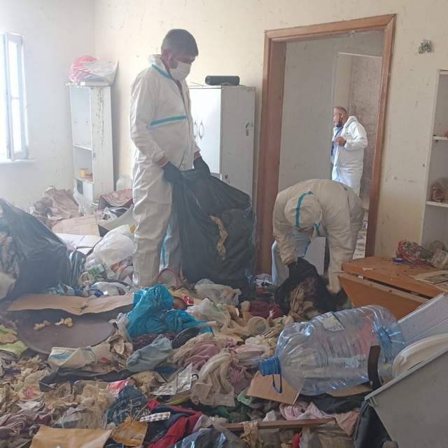 Balkan Mahallesi'nde evden 28 ton çöp çıkarıldı