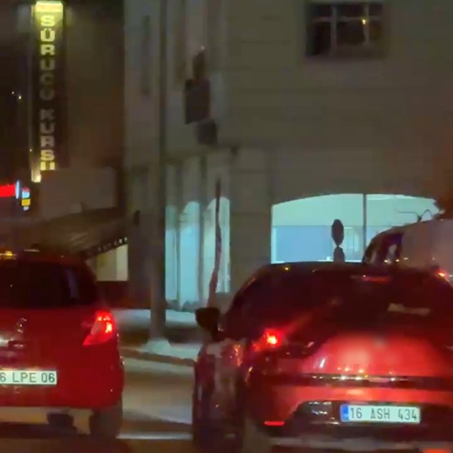 Makas atarak trafiği tehlikeye soktu, gözden kayboldu