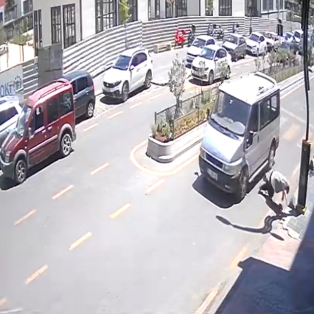 Hafif ticari aracın yayaya çarptığı anlar kamerada