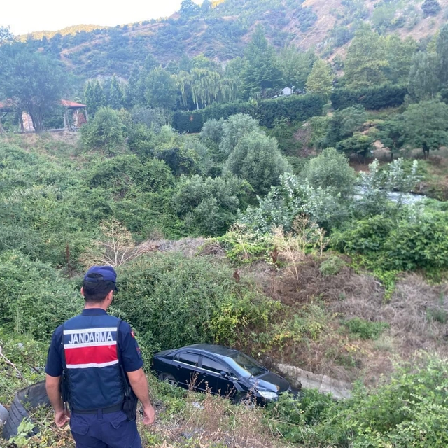 Otomobil dere yatağına uçtu, sürücüsü yaralandı