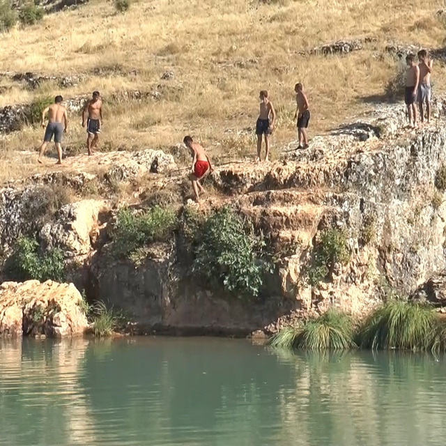 Gaziantep'te sıcaktan bunalan gençler Sıtma Pınar Çayı'na akın etti