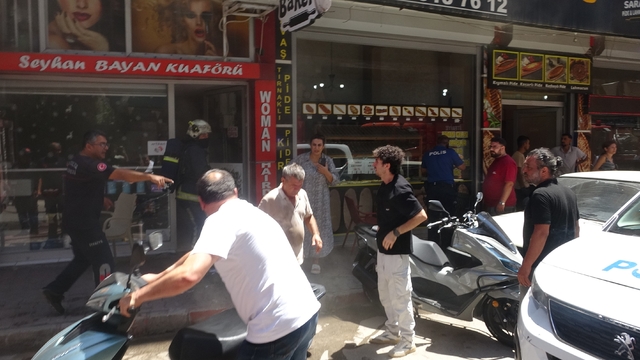 Babanın yaptığı kaynaktan çıkan kıvılcımlar, oğlunun işlettiği bayan kuaföründe yangın çıkardı
Yan taraftaki yorgancıya da sıçrayan yangında iki iş yeri zarar gördü
Dumanların arasına girip alevleri söndürmeye çalışan baba "Hakkından gelemedim" diyerek büyük üzüntü yaşadı, iş yeri çalışanları da gözyaşı döktü