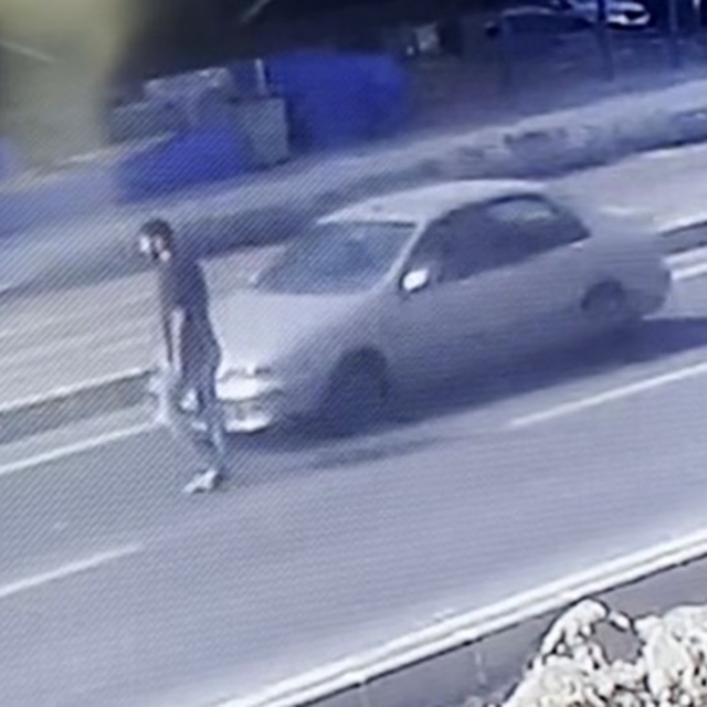 Otomobil yayaya çarptı, kaza anı kameraya yansıdı