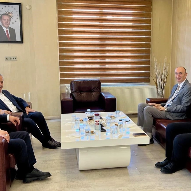 Bülent Arınç'tan Şehzadeler Kaymakamı Günhan Yazar'a 'Hayırlı olsun' ziyare...