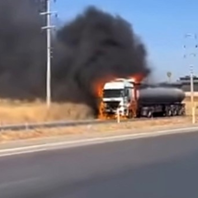 Gaziantep'te seyir halindeki tanker alev alev yandı