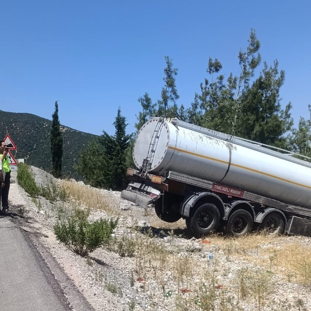 Şarampole devrilen tankerin şoförü yaralandı