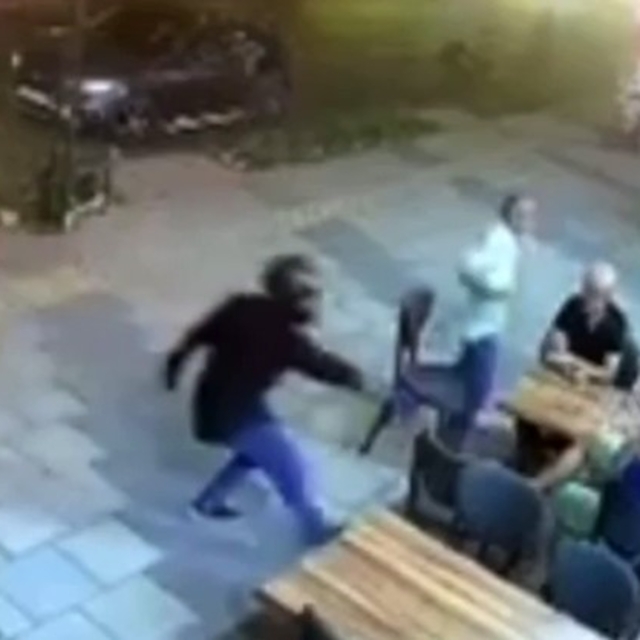 Kasklı şüpheli, tantunicide oturan şahsı vurdu