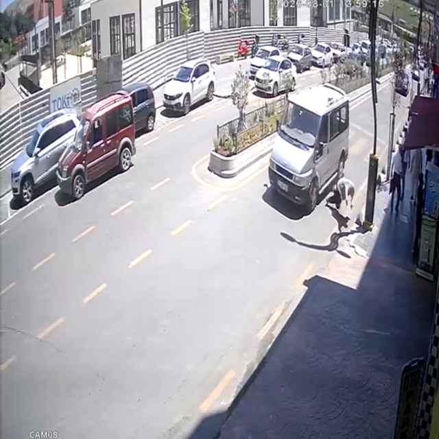 Minibüsün çarptığı yaya yaralandı; kaza kamerada
