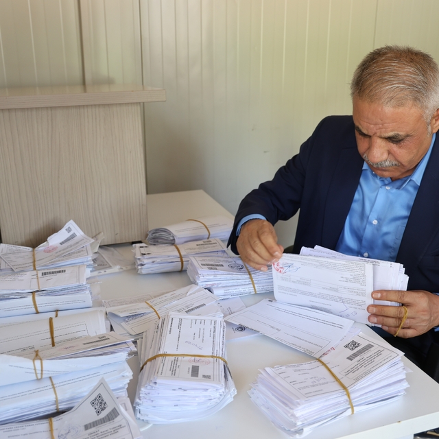 Türkiye'nin en büyük mahallesinin muhtarı, boşanma tebligatlarına dikkat çe...