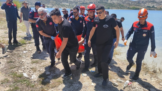 Sazlığa takılan balık yemleme botunu kurtarmaya çalışırken balçığa saplanıp öldü