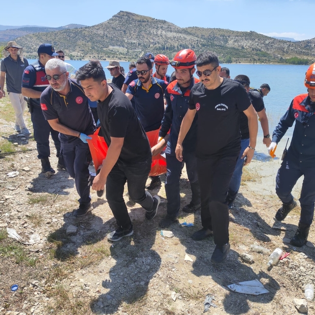 Sazlığa takılan balık yemleme botunu kurtarmaya çalışırken balçığa saplanıp...