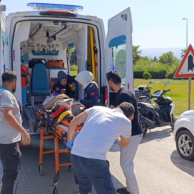 Otomobile çarpan motosiklet sürücüsü ağır yaralandı