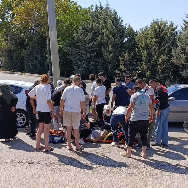 Otomobille çarpışan motosiklet sürücüsü ağır yaralandı