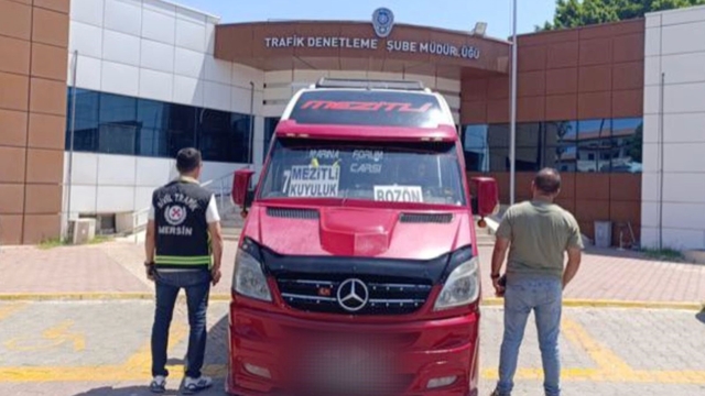 Mersin'de ters şeritte ilerleyen sürücünün ehliyetine el konuldu
