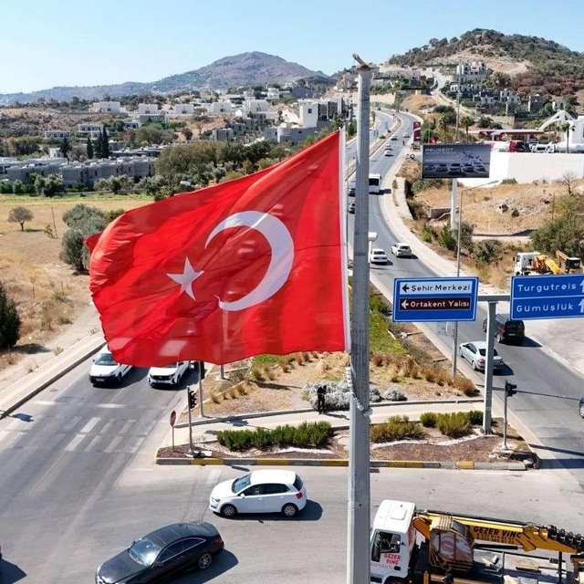 Bodrum'da bayrak direkleri bakımdan geçirildi