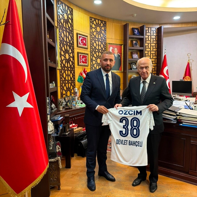 Erciyes 38 FK'dan MHP Genel Başkanı Devlet Bahçeli'ye forma hediyesi