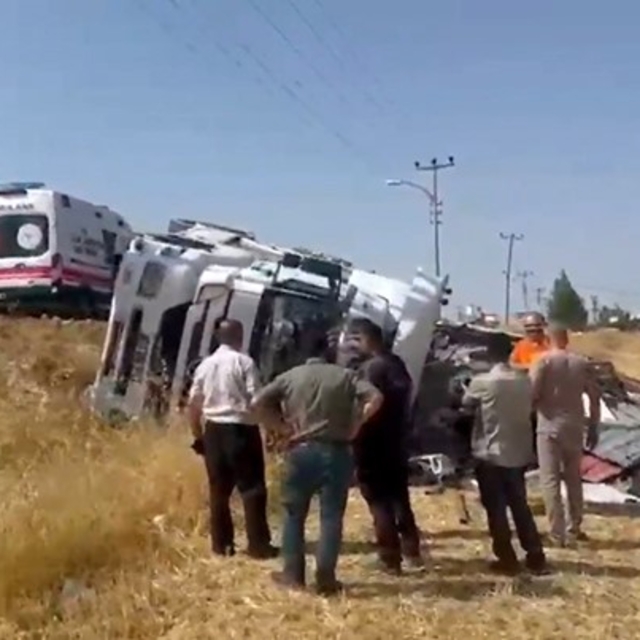 Elazığ'da kamyon yat yattı:Faciadan dönüldü