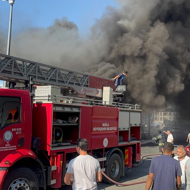 Fethiye'de ayakkabı mağazası alevlere teslim oldu