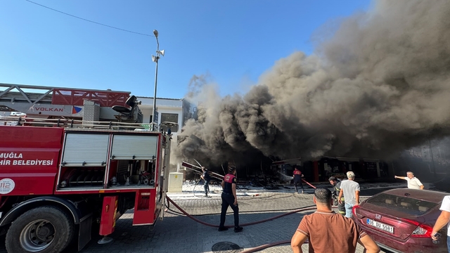 Fethiye'de ayakkabı mağazası alevlere teslim oldu